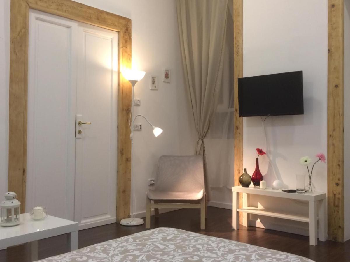 Appartamento Family House Piazza Carita' Napoli Esterno foto