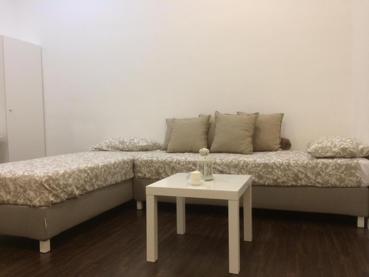 Appartamento Family House Piazza Carita' Napoli Esterno foto
