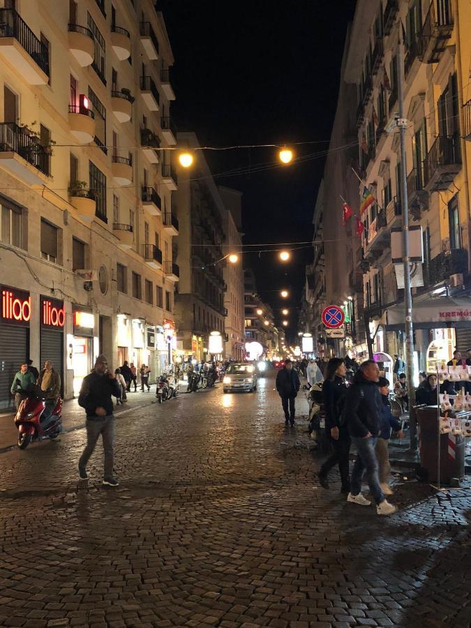 Appartamento Family House Piazza Carita' Napoli Esterno foto