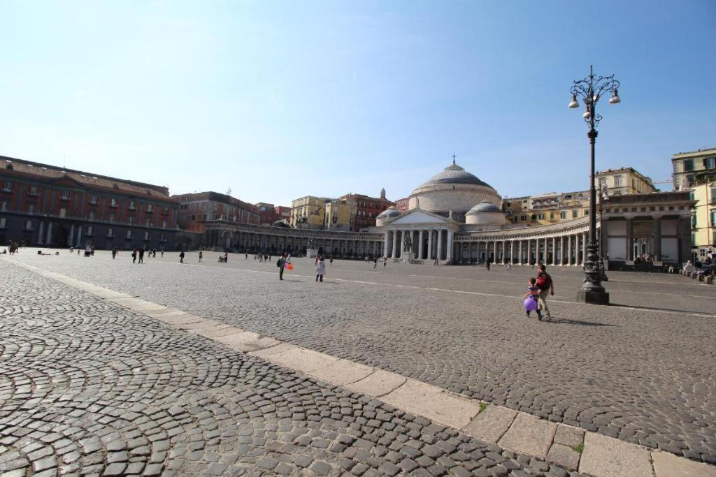 Appartamento Family House Piazza Carita' Napoli Esterno foto