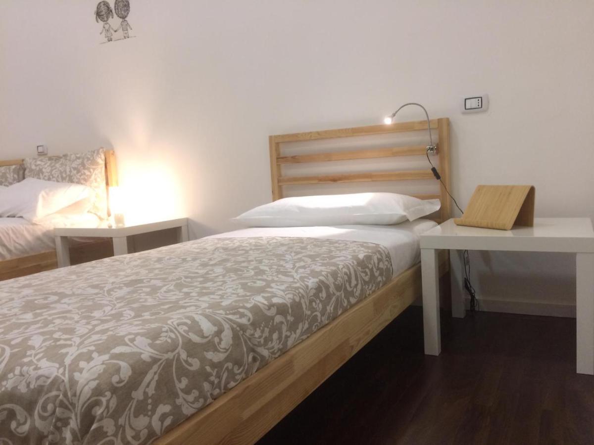 Appartamento Family House Piazza Carita' Napoli Esterno foto